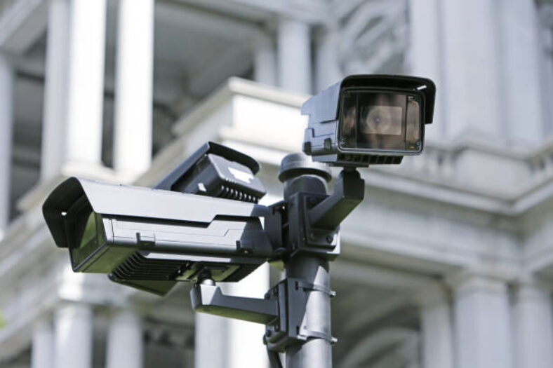 Comment fonctionne une caméra de surveillance ? Guide complet