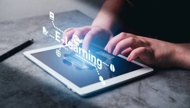 Comprendre les bases : définition du e-learning et enjeux actuels